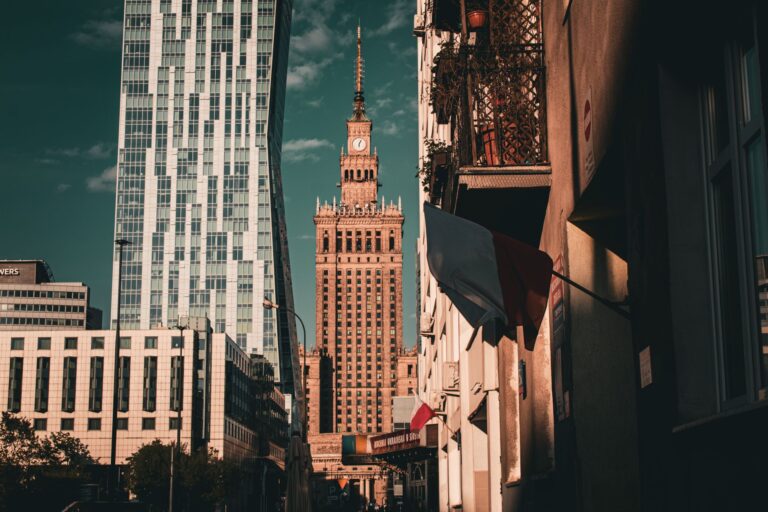 Weekend w stolicy bez tracenia czasu na dojazdy. Jak zaplanować idealny pobyt w Warszawie?